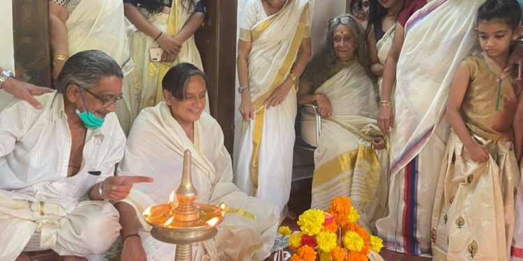 ഓണമുണ്ണാൻ ശശി തരൂർ  എലവഞ്ചേരി മുണ്ടാരത്ത് തറവാട്ടിൽ