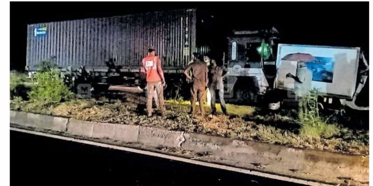 പിക്കപ്പ് വാനിലേക്കു കണ്ടെയ്നർ ലോറി ഇടിച്ചു കയറി; ഒരാൾ മരിച്ചു