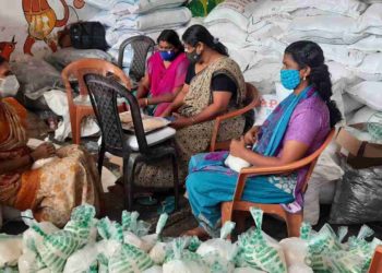 ഓണക്കിറ്റുകൾ തയ്യാറാക്കൽ തകൃതി, മാവേലി സപ്ലൈകോ ജീവനക്കാർ തിരക്കിൽ.