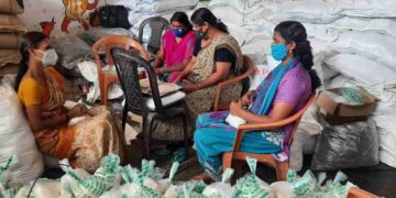 ഓണക്കിറ്റുകൾ തയ്യാറാക്കൽ തകൃതി, മാവേലി സപ്ലൈകോ ജീവനക്കാർ തിരക്കിൽ.