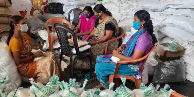 ഓണക്കിറ്റുകൾ തയ്യാറാക്കൽ തകൃതി, മാവേലി സപ്ലൈകോ ജീവനക്കാർ തിരക്കിൽ.