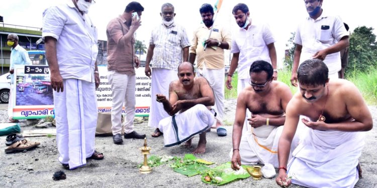 ശ്രാദ്ധ ബലി നടത്തി പ്രതിഷേധിച്ചു