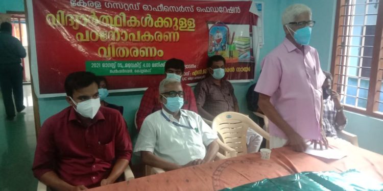 പഠനോപകരണങ്ങൾ വിതരണം ചെയ്തു.