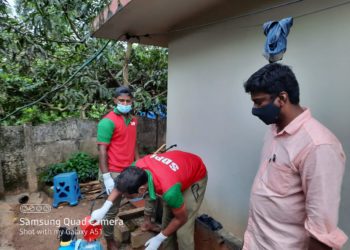 കോവിഡ് രോഗികൾ താമസിച്ചിരുന്ന വീട് അണുവിമുക്തമാക്കി മണ്ണാർക്കാട് എസ്.ഡി.പി.ഐ സംഘം