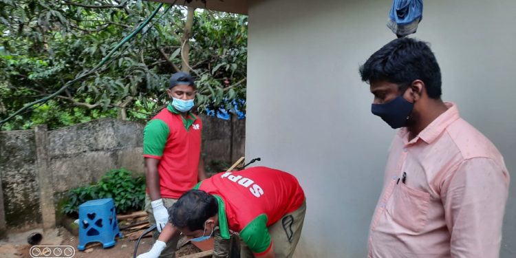 കോവിഡ് രോഗികൾ താമസിച്ചിരുന്ന വീട് അണുവിമുക്തമാക്കി മണ്ണാർക്കാട് എസ്.ഡി.പി.ഐ സംഘം
