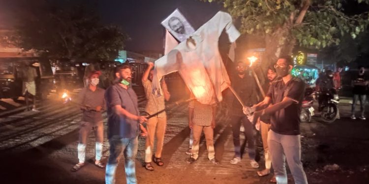 ഫ്രറ്റേണിറ്റി മാർച്ചിന് നേരെ പോലീസ് നരനായാട്ട്: വിദ്യാഭ്യാസ മന്ത്രിയുടെ കോലം കത്തിച്ച് പ്രതിഷേധം