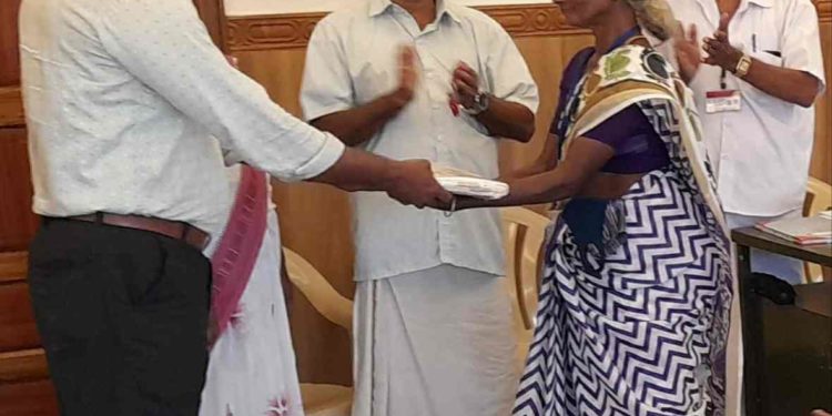 KSMBAAജില്ലാ കമ്മറ്റി ഓണക്കോടി വിതരണം ചെയ്തു