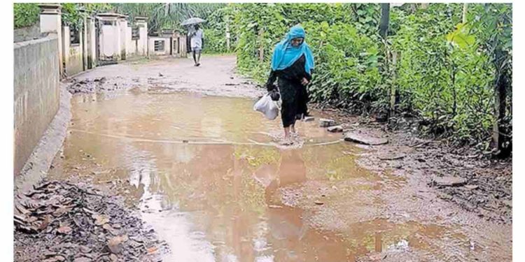 വെള്ളക്കെട്ടായി കിടക്കുന്ന മണ്ണാർക്കാട് മുക്കണ്ണം ഹരിത നഗർ റോഡ്.