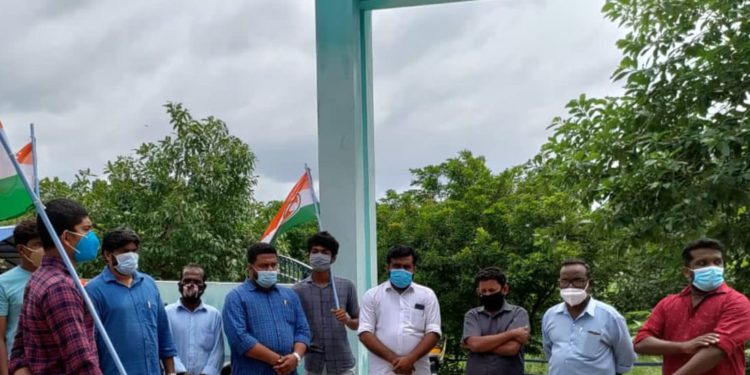 വാക്സിൻ ക്ഷാമം പരിഹരിക്കണം : യൂത്ത് കോൺഗ്രസ്  നിൽപ്പ് സമരം സംഘടിപ്പിച്ചു