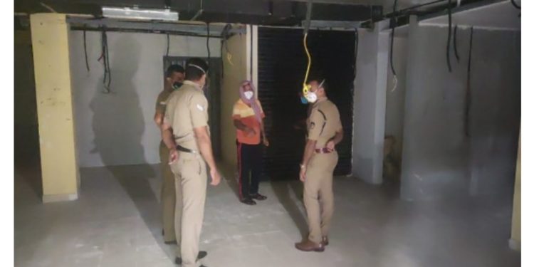 റെയിൽവേ സ്റ്റേഷനിലെത്തിച്ച 49 കുപ്പി വിദേശമദ്യം പിടികൂടി