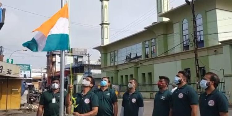 ക്രിട്ടിക്കൽ കെയർ 24X7 എമർജൻസി ടീം ദേശീയപതാക ഉയർത്തി