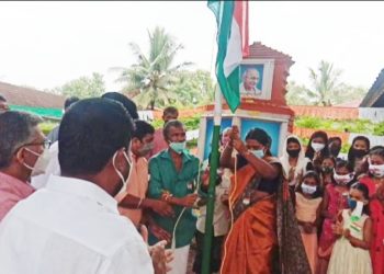 ദേശീയ പതാക ഉയർത്തി