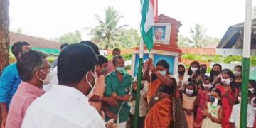 ദേശീയ പതാക ഉയർത്തി