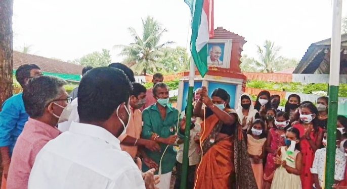 ദേശീയ പതാക ഉയർത്തി