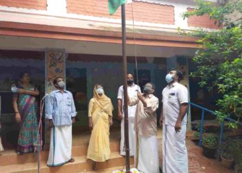 പല്ലാവൂർ ഗവ: എൽ.പി.സ്കൂളിൽ ദേശീയ പതാക ഉയർത്തി