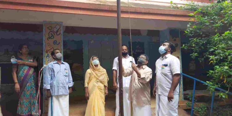 പല്ലാവൂർ ഗവ: എൽ.പി.സ്കൂളിൽ ദേശീയ പതാക ഉയർത്തി