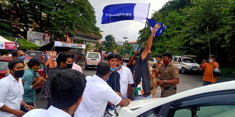 ഫ്രറ്റേണിറ്റി പ്രവർത്തകർ  മന്ത്രി എ.കെ ശശീന്ദ്രനെ തടഞ്ഞു.