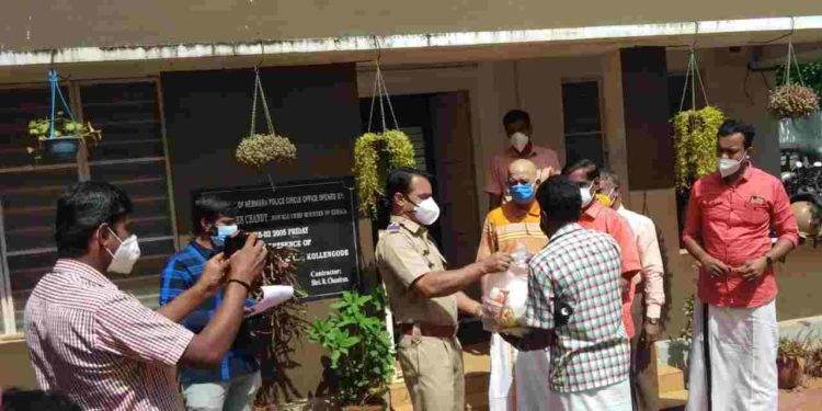 നന്മ ഫൗണ്ടേഷൻ നെന്മാറ മേഖലയും,  ജനമൈത്രിപോലീസും സംയുക്തമായി ഓണക്കിറ്റ് നൽകി