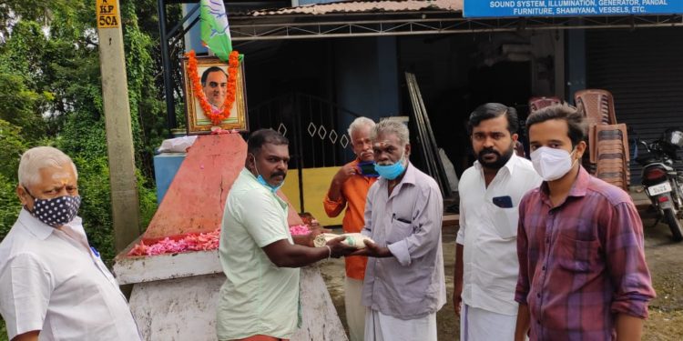 സദ്ഭാവനാദിനത്തോടനുബന്ധിച്ച് ഓണക്കോടി വിതരണം ചെയ്തു.