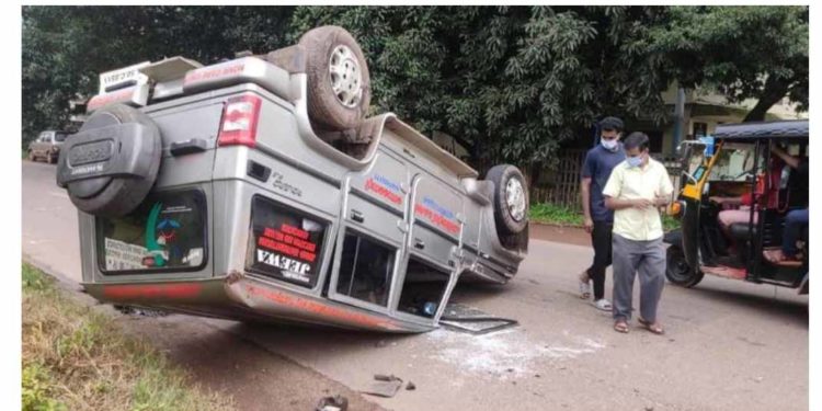 പിക്കപ്പ് ലോറിയും പാലിയേറ്റീവ് കെയർ വാഹനവും കൂട്ടിയിടിച്ചു; 3 പേർക്കു പരുക്ക്