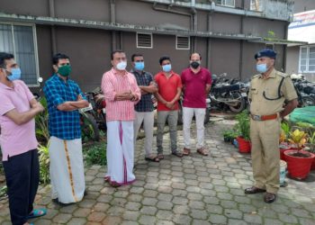 ട്രാഫിക് പോലീസ് സ്റ്റേഷനിൽ പൂന്തോട്ടം ഒരുക്കി ഇടം സാംസ്‌കാരിക സംഘടന