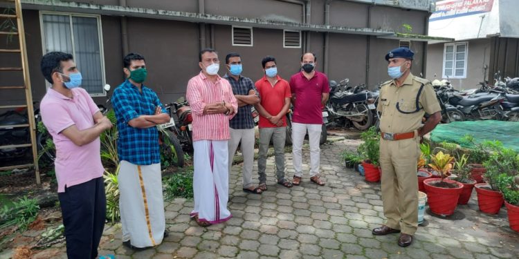 ട്രാഫിക് പോലീസ് സ്റ്റേഷനിൽ പൂന്തോട്ടം ഒരുക്കി ഇടം സാംസ്‌കാരിക സംഘടന