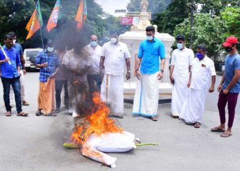 യുവമോർച്ച എംബി രാജേഷിന്റെ കോലം കത്തിച്ച് പ്രതിഷേധിച്ചു