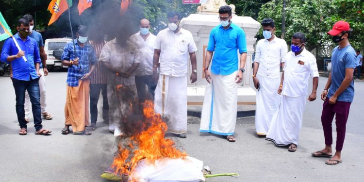 യുവമോർച്ച എംബി രാജേഷിന്റെ കോലം കത്തിച്ച് പ്രതിഷേധിച്ചു