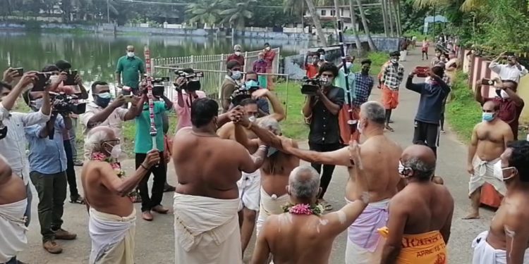 അവിട്ടത്തല്ല് നടത്തി