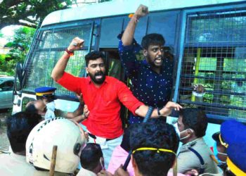 എംബി രാജേഷിന്റെ വസതിയിലേക്ക് യുവമോർച്ച മാർച്ച്‌ സംഘടിപ്പിച്ചു.