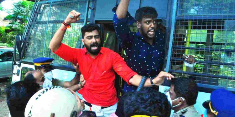 എംബി രാജേഷിന്റെ വസതിയിലേക്ക് യുവമോർച്ച മാർച്ച്‌ സംഘടിപ്പിച്ചു.