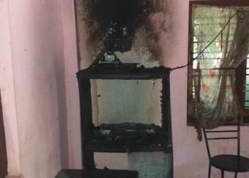 ഷോർട്ട് സർക്യൂട്ട് :വീടിനകത്തെ ഉപകരണങ്ങളും  മേൽക്കൂരയും  കത്തിനശിച്ചു.
