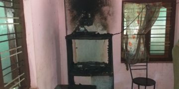 ഷോർട്ട് സർക്യൂട്ട് :വീടിനകത്തെ ഉപകരണങ്ങളും  മേൽക്കൂരയും  കത്തിനശിച്ചു.