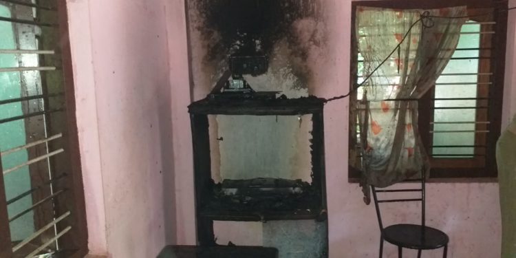 ഷോർട്ട് സർക്യൂട്ട് :വീടിനകത്തെ ഉപകരണങ്ങളും  മേൽക്കൂരയും  കത്തിനശിച്ചു.