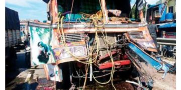 ദേശീയപാതയിൽ ലോറികൾ കൂട്ടിയിടിച്ച് ഡ്രൈവർക്ക് ഗുരുതര പരുക്ക്