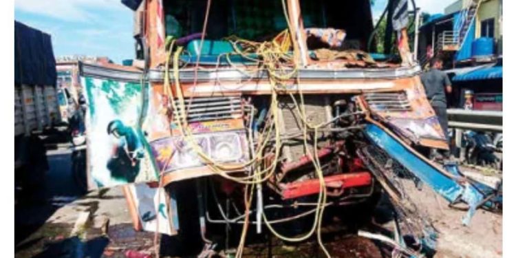 ദേശീയപാതയിൽ ലോറികൾ കൂട്ടിയിടിച്ച് ഡ്രൈവർക്ക് ഗുരുതര പരുക്ക്