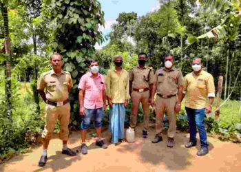 5 ലിറ്റർ ചാരായവുമായി അറസ്റ്റ് ചെയ്തു