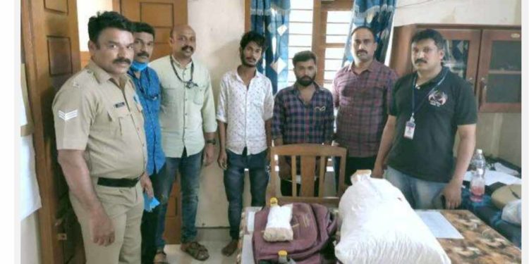 ട്രെയിനിൽ കഞ്ചാവ് കടത്ത്; പാലക്കാട് രണ്ടുപേർ പിടിയിൽ