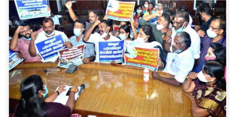 കൗൺസിൽ യോഗത്തിൽ പ്രതിപക്ഷ പ്രതിഷേധം