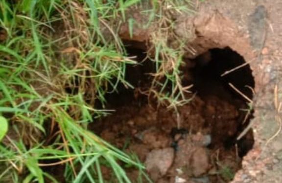 കടുക്കാംകുന്നം അപ്രാേച്ച് റോഡിൽ ഗർത്തം