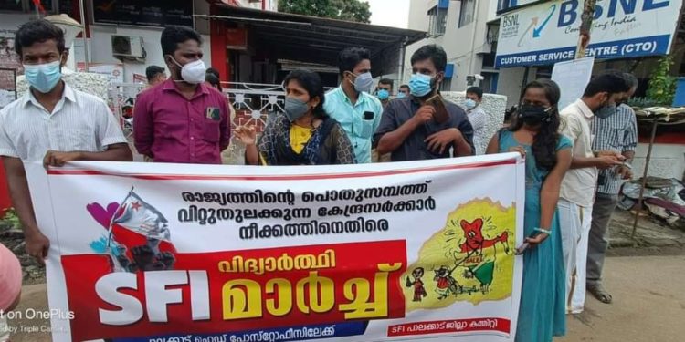 SFI പാലക്കാട് ഹെഡ് പോസ്റ്റ് ഓഫീസ് മാർച്ച് സംഘടിപ്പിച്ചു