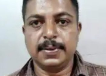 റെയില്‍വേ ടിക്കറ്റ് ചെക്കറെന്ന വ്യാജേന യാത്രക്കാരെ പരിശോധിച്ചയാൾ പിടിയില്‍.