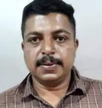 റെയില്‍വേ ടിക്കറ്റ് ചെക്കറെന്ന വ്യാജേന യാത്രക്കാരെ പരിശോധിച്ചയാൾ പിടിയില്‍.