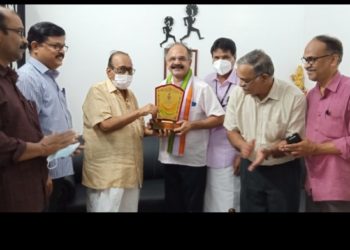 കെ.ബി.സുഗതന്  യാത്രയയപ്പ് നൽകി