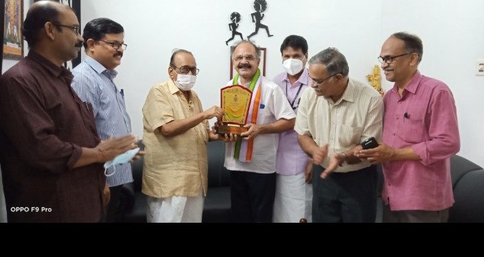കെ.ബി.സുഗതന്  യാത്രയയപ്പ് നൽകി