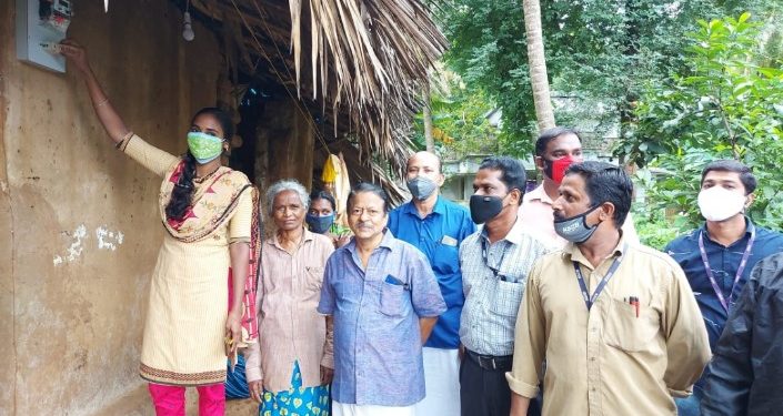 അമ്മയുടെ ഓർമ്മക്ക് നിർദ്ധന കുടുംബങ്ങൾക്ക് വെളിച്ചം നൽകി കെ എസ് ഇ ബി ജീവനക്കാരൻ.