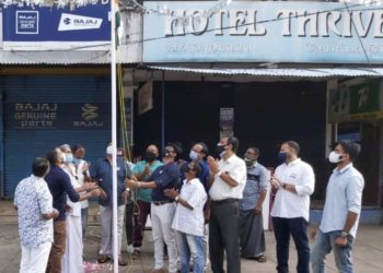 കേരള വ്യാപാരി വ്യവസായി ഏകോപന സമിതി ജില്ലാ ആസ്ഥാനത്ത്ദേശീയ പതാക ഉയർത്തി