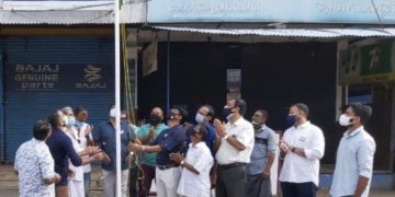 കേരള വ്യാപാരി വ്യവസായി ഏകോപന സമിതി ജില്ലാ ആസ്ഥാനത്ത്ദേശീയ പതാക ഉയർത്തി