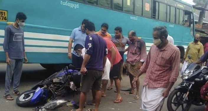 മുണ്ടൂർ ജംഗ്ഷനിൽ വാഹനാപകടം; സ്കൂട്ടർ യാത്രക്കാരന് പരുക്ക്