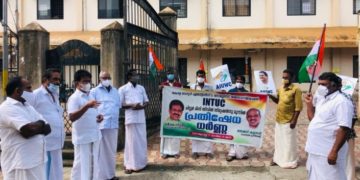ചിറ്റൂർ മിനി സിവിൽ സ്റ്റേഷന് മുന്നിൽ പ്രതിഷേധ ധർണ്ണ നടത്തി.